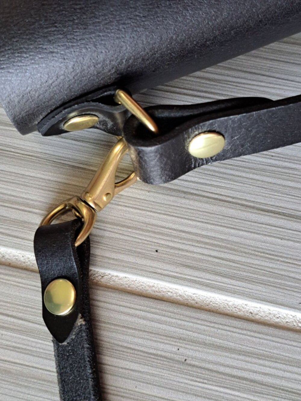 Howl + Hide Alice Crossbody Bag 2-In-1 Full Grain Leather Brass Black 8"x6"x3" - Picture 5 of 16